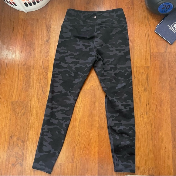 Danskin camo leggings with cellphone pocket - Picture 3 of 4